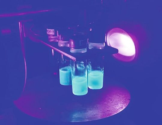 Der Kupfer-Katalysator, der chemische Teil des künftigen Metalloenzyms, wird getestet, und zwar in einer Lösung zyklischer Alkene. Die Reaktion startet unter UV-Licht. Der Kupfer-Katalysator, der chemische Teil des künftigen Metalloenzyms, wird getestet, und zwar in einer Lösung zyklischer Alkene. Die Reaktion startet unter UV-Licht.