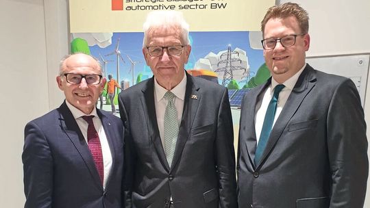 Treffen in Brüssel bei der Fachtagung des Strategiedialogs des Landes Baden-Württemberg: Michael Ziegler, Präsident des Kfz-Gewerbes Baden-Wüttemberg, Ministepräsident Winfried Kretschmann und Hauptgeschäftsführer Carsten Beuß.(Bild:  Kfz-Gewerbe Baden-Württemberg)