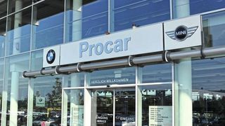 Am Standort Köln-West vereint Procar Automobile seine drei Pkw-Marken BMW, Mini und Rolls-Royce mit BMW Motorrad. (Bild: Procar Automobile)