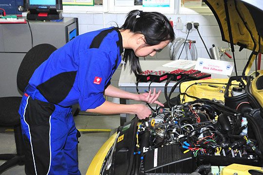 Yet-Cheng Fan auf der Suche nach dem Fehler in der Dieselelektronik eines Mini. Hier mussten die Teilnehmerinnen einen defekten Raildrucksensor finden. (Archiv: Vogel Business Media)