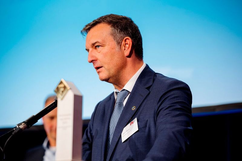 Angenehme Pflicht: Robert Frittrang, Geschäftsführer der BMW Fahrzeugtechnik GmbH, hält seine Dankesrede als Gesamtsieger. (Bild: WZL/Martin Braun)