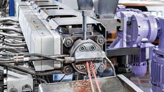 Neue Messtechniken des Fraunhofer-LBF geben einen Einblick, welche Mechanismen beim Anschmelzen und dem damit verbundenen Energieeintrag in die Schmelzzone von Doppelschneckenextrudern wirken. (Fraunhofer-LBF)