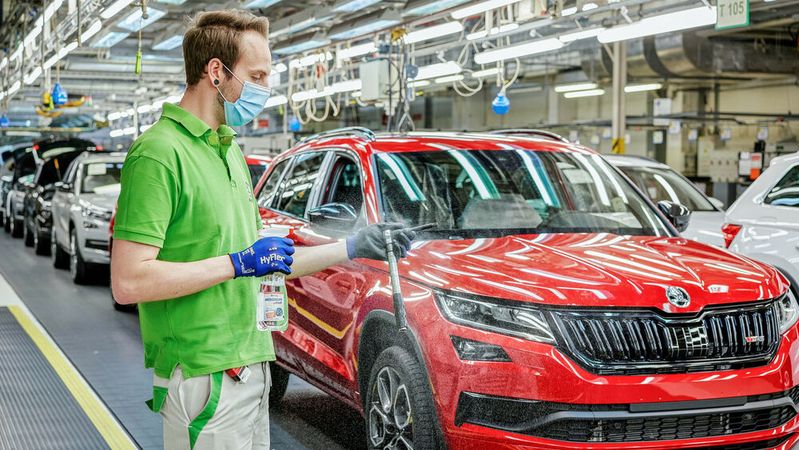 Die Produktion in den tschechischen Skoda-Werken läuft angesichts des Halbleitermangels nicht mehr reibungslos. Vorrübergehend stehen die Bänder still.(Bild:  Skoda)