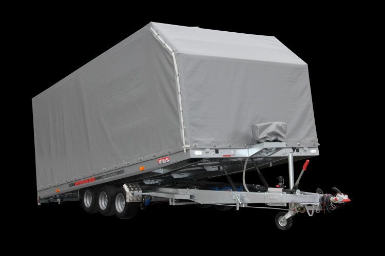 Der „Street-Mexx XXL“ mit Planenaufbau hat eine Elektrowinde mit Fernbedienung. (Foto: Wörmann)