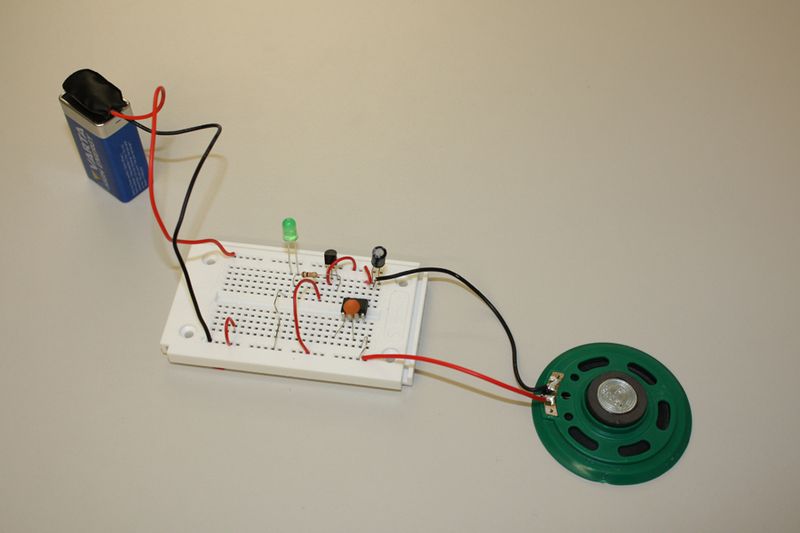 Ein IC vom Typ 7530 befindet sich hinter dem nächsten Adventskalendertürchen. Die Radioschaltung benötigt eine stabile Spannung von 3 Volt. Diese zu gewährleisten ist die Aufgabe des Spannungsstabilisators.  (Archiv: Vogel Business Media)