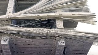 Abb.1: Um die mechanischen oder thermisch-mechanischen Eigenschaften von Kunststoffen zu verbessern, werden sie z. B. mit Glasfasern verwoben. (Bild: CEM)