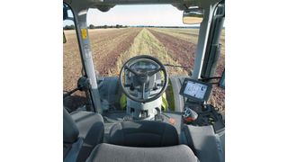Moderne Landwirtschaft: Die Fahrerkabinen sind heutzutage mit zahlreichen unterstützenden Systemen ausgestattet wie Displays, Joysticks und GPS-Verbindung. (Bild: Claas)