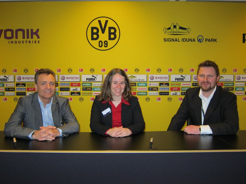 Ohne waschechte Bayer ging auch hier nix (v. l.): Thomas Kessler und Alexander Schmidt, Sapphire, mit Carina Geiger, AMD (IT-BUSINESS)