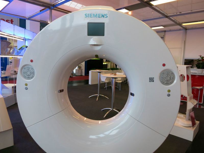 Nicht ganz so klein wie die Nadelhalter ist das CT-Gehäuse, das die Firma Fried Kunststofftechnik mit dabei hat. Sie hat es im Auftrag von Siemens spritzgegossen, lackiert und montiert. (Bild: Schäfer)