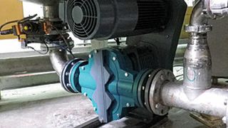 Bild 1: Die Drehkolbenpumpe Tornado T2 wird zum Transport einer zähflüssigen Masse mit abrasiven Bestandteilen eingesetzt. (Bild: Netzsch)