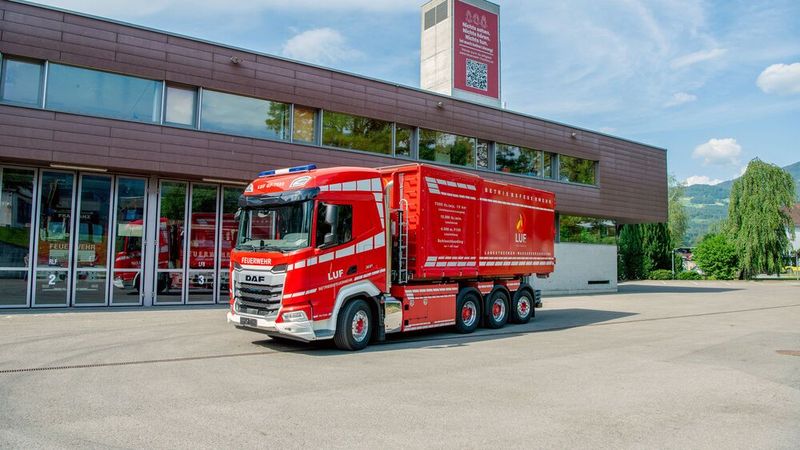 DAF XF 530 FAW 8x4 ergänzt die Flotte der Betriebsfeuerwehr der LUF GmbH und ist auf Langstrecken-Wasserversorgung spezialisiert.   (Bild: Huber Karl)