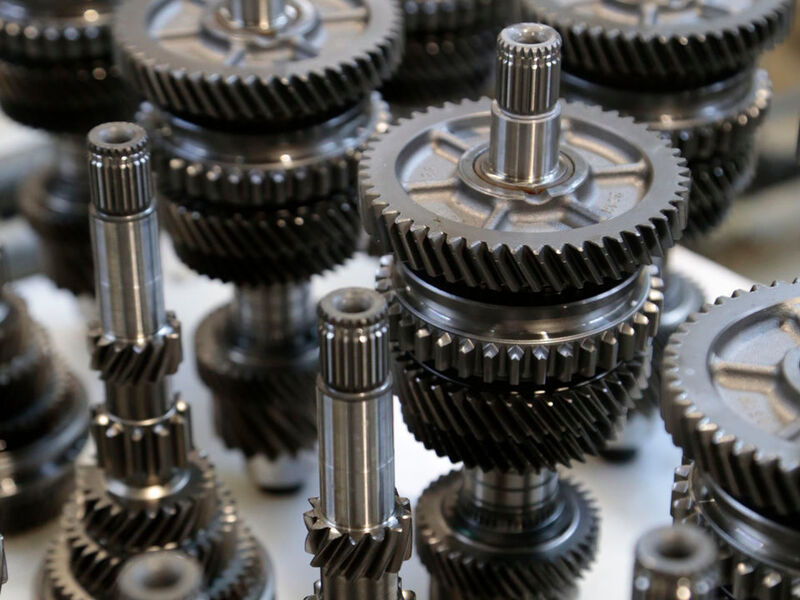 Jedes 5-Gang-Schaltgetriebe besteht aus 174 Einzelteilen, die montiert werden müssen. (Seat)