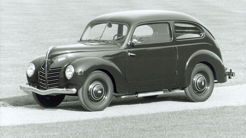 Früher Fastback-Bestseller – Der kompakte Ford Taunus folgte 1939 Designtrends made in USA.  (Bild: Ford)
