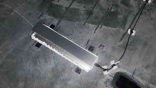 Serientaugliche rasche Installation: Die Cantilever-Sensoren „CLS300“ werden als vorausgerichtete Sensoreinheiten auf einer Montageschiene geliefert und einfach im Rotorblatt nahe der Nabe aufgeklebt. (Bild:  Bachmann electronic)