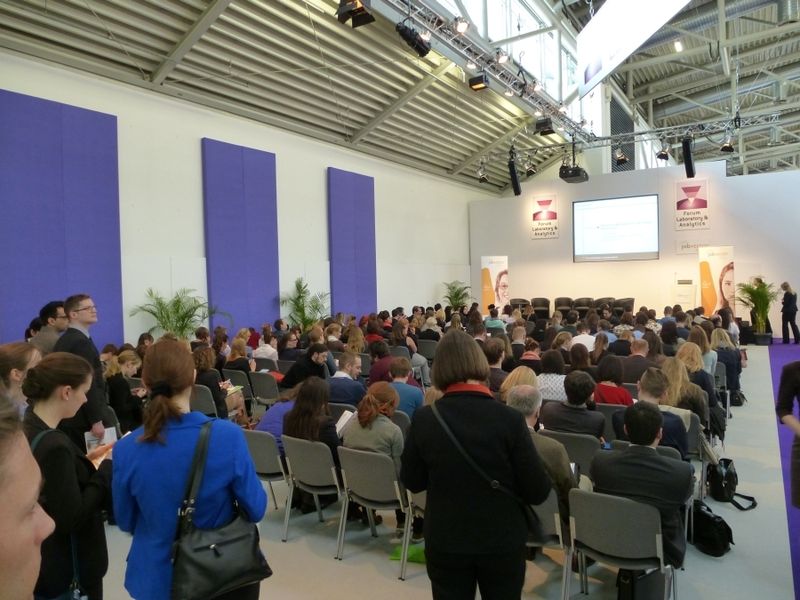 Impressionen von der diesjährigen Analytica, Halle B1/B2 Labortechnik und Career Day. Der Andrang bei den Vorträgen war sehr groß.  Weitere aktuelle Bilder und Nachrichten finden Sie auf unserer Landingpage zur Analytica, in unserem Visitorguide zur Messe oder in den kommenden Tage auch auf der Bildergalerie-Übersichtsseite (Bild: Back/LABORPRAXIS)