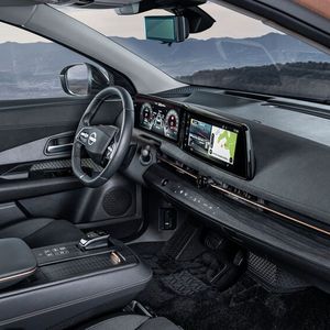 Das Cockpit ist edel und aufgeräumt eingerichtet.(Bild:  Nissan)