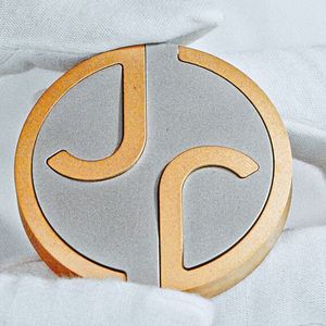 Die neu gestalteten Buchstaben „J“ und „R“ hat Jaguar in das Emblem „Monogram“ integriert.(Bild:  Jaguar)