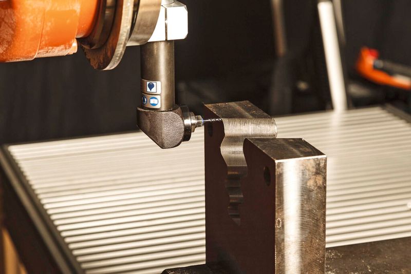 Bild 1: Roboter während der Bearbeitung eines Versuchswerkstücks. Es erfolgt eine Anpassung der Roboterbewegung an die genaue Lage des Bauteils. (Bild: Fraunhofer IPA)