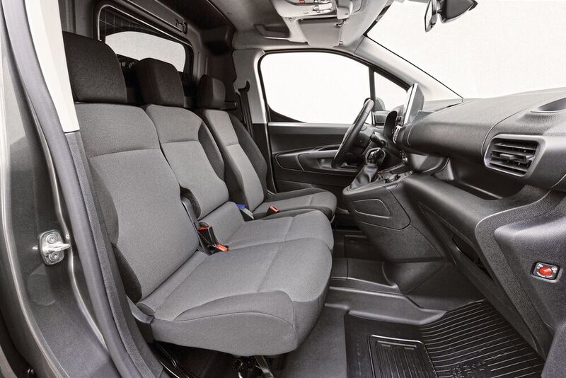 Erhältlich ist der Transporter in den höheren Ausstattungen serienmäßig mit einer Sitzbank für drei Insassen vorne. (Toyota)
