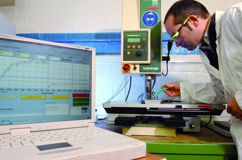 Mit dem Tapping-Torque-Test wird die Schmierwirkung von Kühlschmierstoffen beurteilt. Dazu spritzt man die Emulsion mit in eine Werkstückbohrung. Bild: Henkel (Archiv: Vogel Business Media)