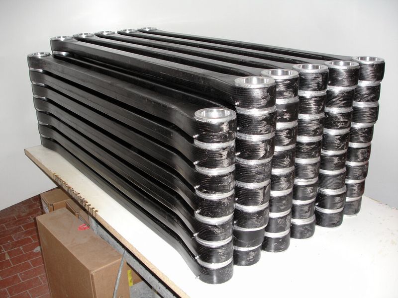 3200 CFK-Roboterarme für Kuka. Sie wiegen weniger als die Hälfte der üblichen Aluminiumversion und beim Hauptarm konnte durch ein spezielles Bauverfahren das Getriebe direkt an die CFK-Struktur angebunden werden. (Bild: Avantgarde Technologie)