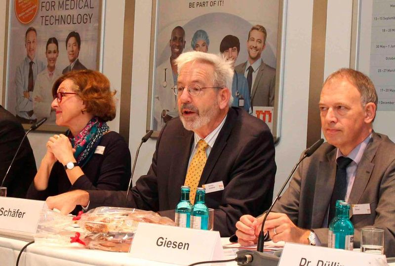 Messe-Geschäftsführer Joachim Schäfer (Mitte) „Die Messe ist voll, die Eingangsparameter sind phantastisch“ und Medica- / Compamed-Director Horst Giesen „Medizin und IT wachsen immer enger zusammen“, erwarten eine erfolgreiche Messe. (Bild: Reinhardt)
