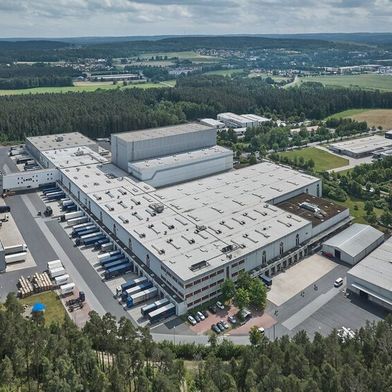 Am 2. Juli 2025 wurde im Rahmen einer Lieferantentagung das neue Shuttle-Lagersystem im LKQ DACH Logistikzentrum Sulzbach-Rosenberg feierlich eingeweiht. (Bild: LKQ)