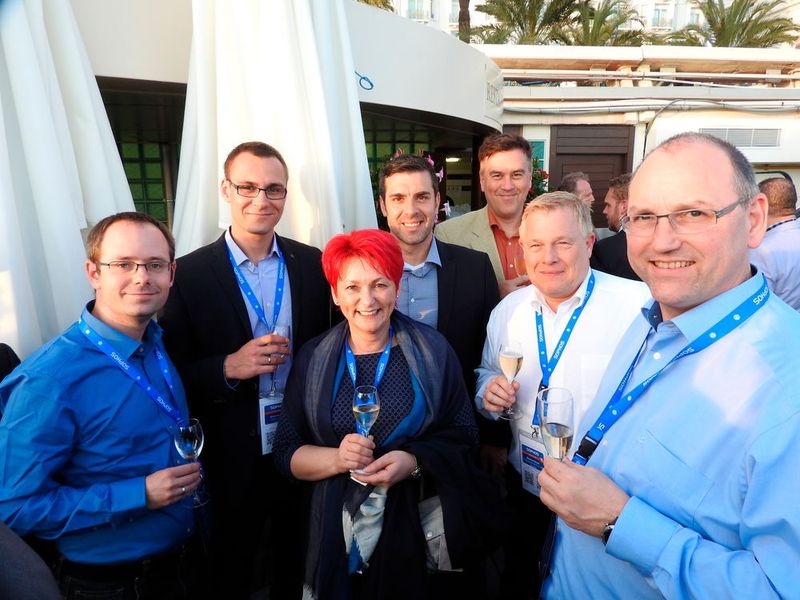 Gute Laune beim Sundowner an der Cote d’Azur (v. l.): Marcel Zimmer (EnBitcon), Enrico Bujotzek (EnBitcon ), Violetta Dindic (Helmich), Welat Grigoleit (Sophos), Christardt Berger (Sophos), Reinhard Stüwe (Computacenter) und Dietmar Helmich (Bild: Sophos)
