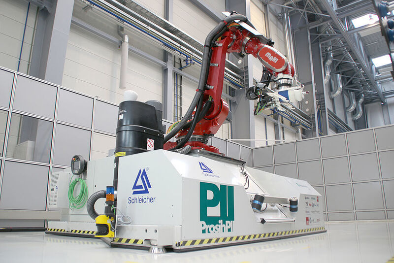 Mobiler CNC-Roboter für die Bearbeitung von CFK-Großstrukturen. (Fraunhofer IFAM)