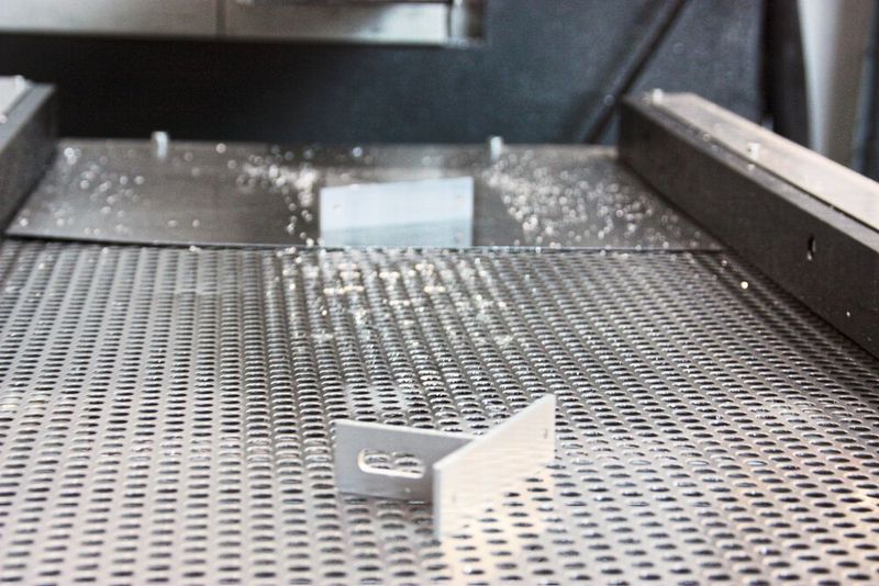 Die Rütteltische befreien Befestigungselemente für Solarpaneele von Sägespänen. Als Antrieb dient der elektrische Transporter von Fibro. (Bild: Fibro)