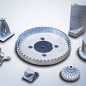 Beispiele für mit der Liquid Metal Printing Machine GMP300 gefertigte Bauteile.(Bild:  Beckhoff)