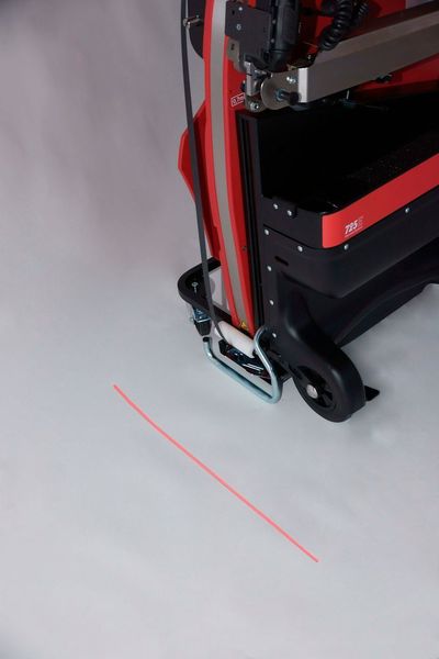 Eine weitere Neuerung ist der integrierte Linienlaser, der dem Bediener mittels einer roten Linie auf dem Boden die richtige Distanz und Ausrichtung der Maschine zur Palette anzeigt. (Bild: Ergopack Deutschland)