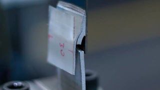 In den Schwingfestigkeitsversuchen zeigte sich, dass die eigentliche Fügezone der schwingenden Beanspruchung standhielt. Das Versagen der Aluminium-Stahl-Probe erfolgt im Grundwerkstoff. (Fraunhofer LBF)