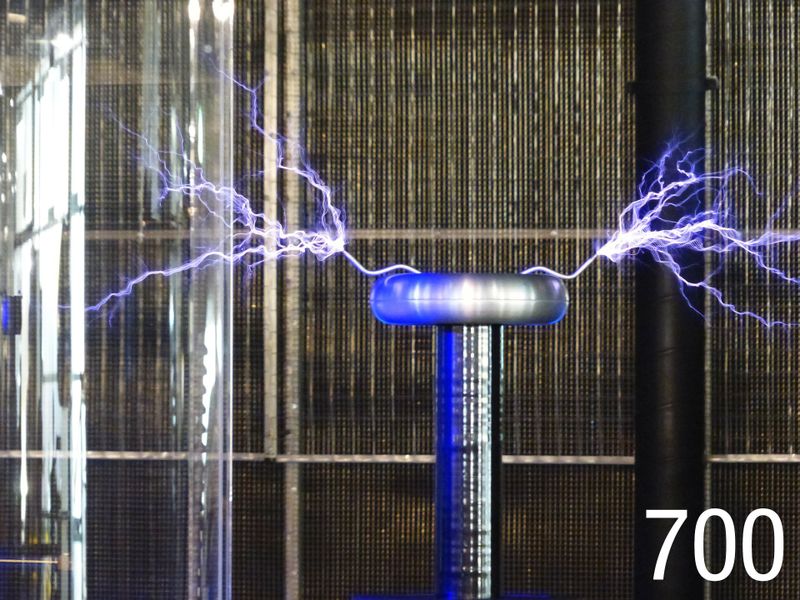 Patente meldete Nikola Tesla in seinem Leben an. Darunter Erfindungen wie der Drehstrommotor (1883), Funkübertragung (1891) oder Neonlicht (1894). Er war genialer Erfinder, aber ein schlechter Geschäftsmann und wurde oft übervorteilt (u.a. von Edison). Er starb mit 86 Jahren allein und verarmt. (Bild: Pixabay unter CC0 Public Domain)