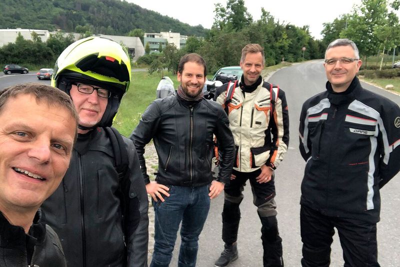 Diese freundlichen Herren werden (neben anderen) Ihre Tourguides sein: Stephan Maderner, Steffen Dominsky, Philipp Dotzler, Holger Schweitzer und Jan Rosenow (v. l. n. r.). (Bild: »bike und business«/Maderner)