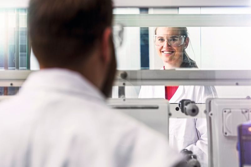 Abb.3: Die transparente Rückwand des Abzugs lässt sich auf Knopfdruck in Milchglas umschalten. (Bild: Waldner)