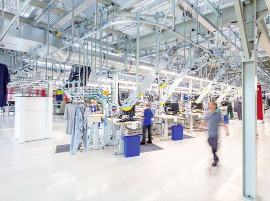 Bei Mewa wurde schon früh darauf gesetzt die Abläufe für Anwender, Bediener und Führungskräfte in den Betrieben mithilfe digitaler Technologien sichtbar zu machen. Bei Mewa wurde schon früh darauf gesetzt die Abläufe für Anwender, Bediener und Führungskräfte in den Betrieben mithilfe digitaler Technologien sichtbar zu machen.