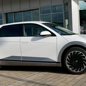 Der lange Radstand und die kurzen Überhänge sorgen für üppige Platzverhältnisse im Innenraum.(Bild:  Schmidt/»kfz-betrieb«)