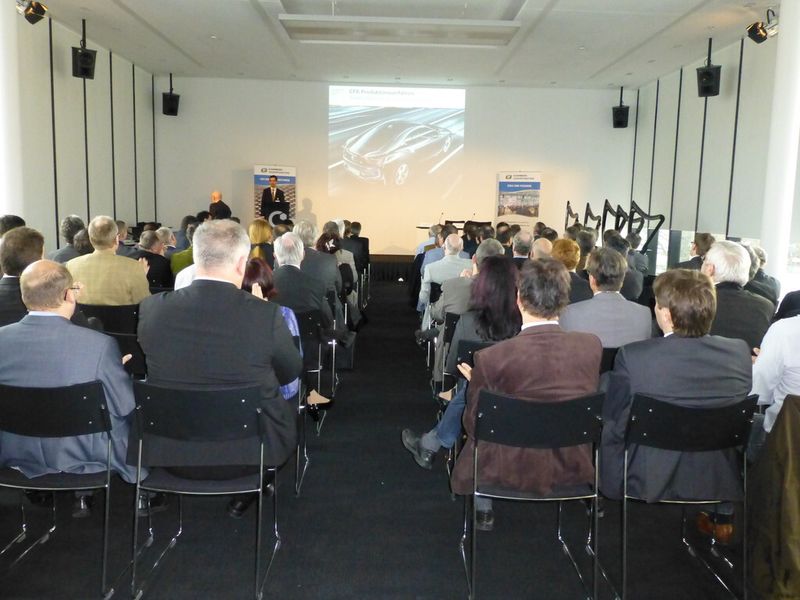 Rund 100 Mitglieder und Gäste waren zur Mitgliederversammlung des Carbon Composites e.V. nach Meitingen gekommen und lauschten sowohl den Gastrednern als auch einer musikalischen Darbietung. (Bild: CCeV)
