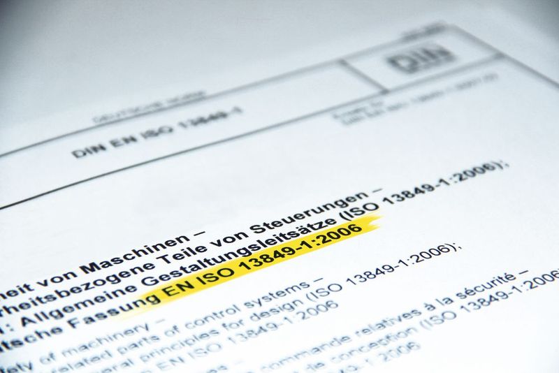 Bild 1: Die Norm EN ISO 13849 ist eine sicherheitsspezifische Norm, welche sich mit Gestaltungsleitsätzen zu sicherheitsbezogenen Teilen von Steuerungen beschäftigt (Teil 1 definiert allgemeine Gestaltungsleitsätze, Teil 2 beschreibt die Validierung). (Bild: Pheonix Contact)