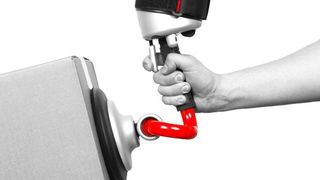 Handling von Kartons mit dem Vaculex-TP-Hebegerät. (Piab)