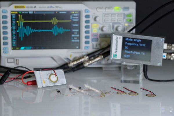 Aufbau für Ladezustandsmessung mit angeschlossener Batteriezelle und Sensoren. (K. Selsam, Fraunhofer ISC)