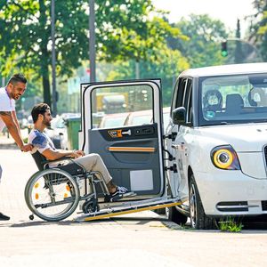 Durchaus ein interessanter Vertriebsaspekt für Markötter: Das TX Shuttle eignet sich als Taxi und Behindertenfahrdienst gleichermaßen.(Bild:  Ioki)