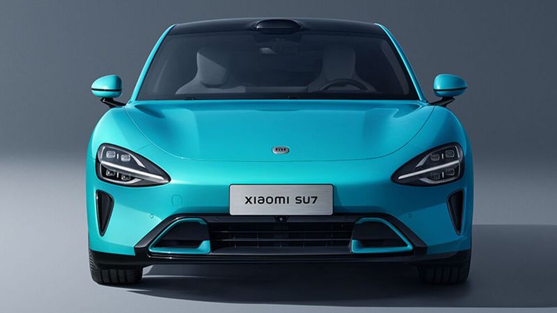 Unter anderem bietet der SU7 am oberen Rand der Windschutzscheibe einen Sensorik-Cluster, der automatisierte Fahrkünste auf gehobenem Niveau gewährleisten soll. (Bild: Xiaomi)