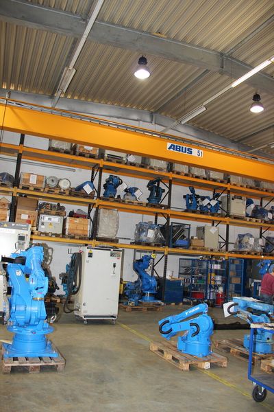 Fertig überholte Roboter schlummern in Yaskawa's Logistik und warten auf ihren nächsten Einsatz. (Bild: Sonnenberg)