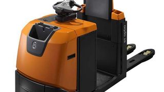 Beispielhaft für die große Angebotsvielfalt der neuen Optio-L-Baureihe ist das Basismodell OSE250, das optional mit einer hebbaren Fahrerplattform erhältlich ist, die den Zugriff auf Lagerplätze in der zweiten Ebene ermöglicht.  (Bild: TMHD)