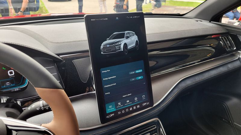 Das Display ist in allen Modellen drehbar und somit wahlweise hochkant... (Bild: Wehner/Vogel Communication Group)