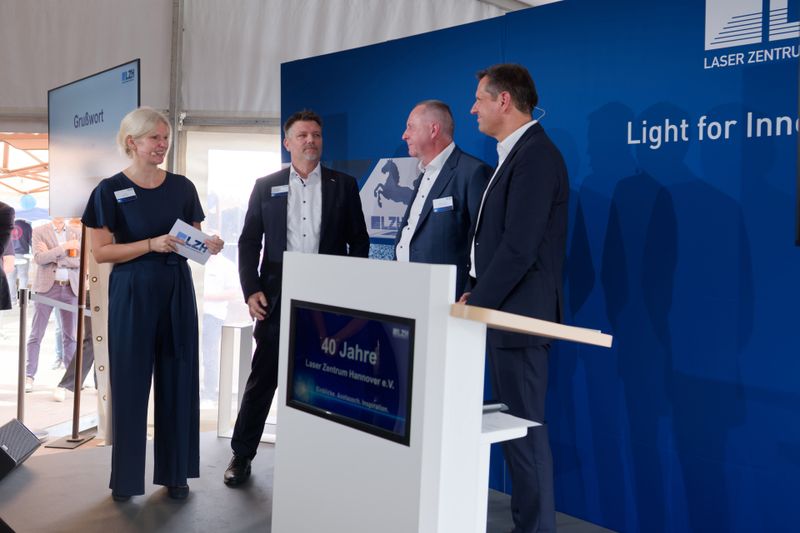 Niedersachsens Ministerpräsident Olaf Lies eröffnete zusammen mit dem Geschäftsführenden Vorstand des LZH, Prof. Dr.-Ing. Stefan Kaierle, Prof. Dr. Dietmar Kracht und Lena Bennefeld (v.r.n.l.) die Jubiläumsveranstaltung.  (Bild: LZH)