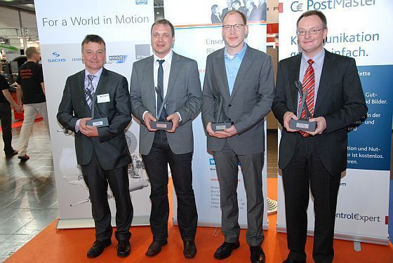Die stolzen Redakteure: (v. li.) Klaus Kuss (AMZ, 3.Platz), Thorsten Schmidt (Krafthand, 2.Platz), Steffen Dominsky (»kfz-betrieb«, 1.Platz) und Richard Linzing (AMZ, 3.Platz). (Archiv: Vogel Business Media)