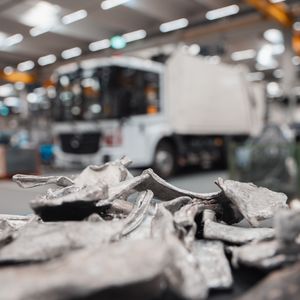 Ziel ist es zu zeigen, wie verwendete Materialien und industrielle Prozesse so gestaltet werden können, dass Ressourcen geschont und Stoffkreisläufe möglichst geschlossen werden.(Bild:  Mercedes-Benz Trucks)